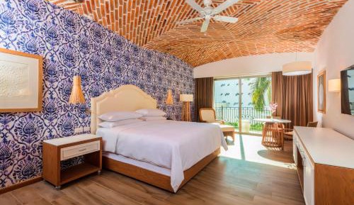 Junior Suite with Pool View