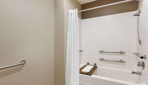 King Room with Bath Tub - Mobility Accessible/Non-Smoking