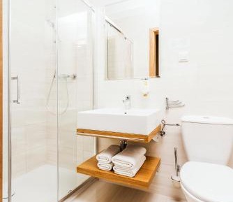 Standard z widokiem na jezioro i balkonem