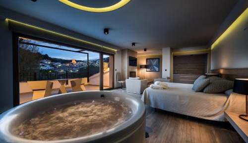 Deluxe Suite with Spa Bath