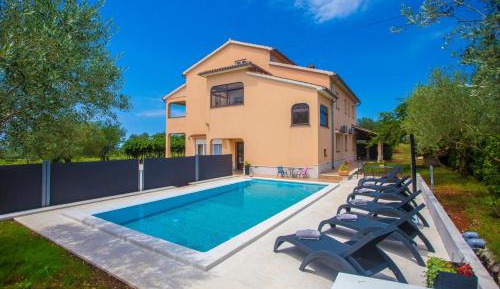 Apartment with Pool View 