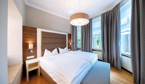 Deluxe Suite with Lake View