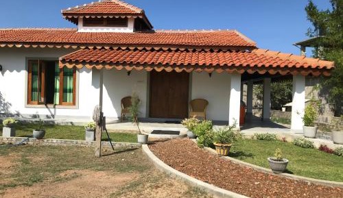 Two-Bedroom Cottage with Kitchen