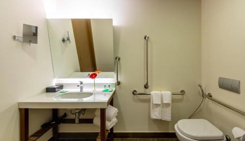 Twin Room with Roll-in Shower - Disability Access