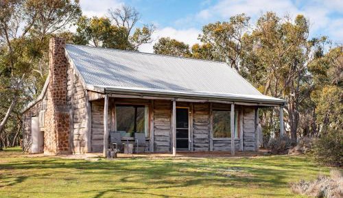 Redgum Log Cottage