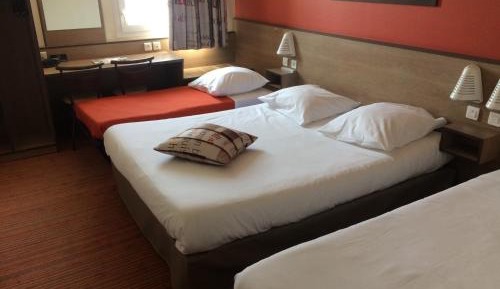 Quadruple Room (1 double bed, 1 single bed, 1 child bed (70/63 in))