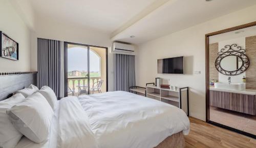 Deluxe Double Room with Garden View with Balcony