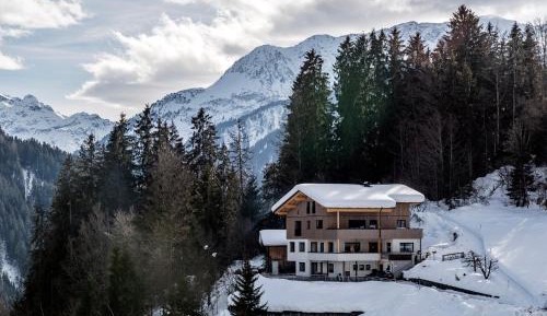 Apartment with Mountain View