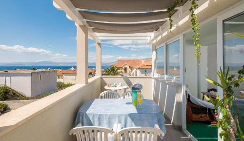 Three bedroom Apartment with Terrace and Sea View