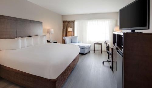 King Room with Mobility Accessible Tub - City View