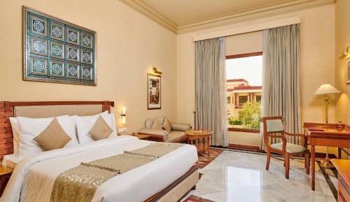  Royal Courtyard King Bed 