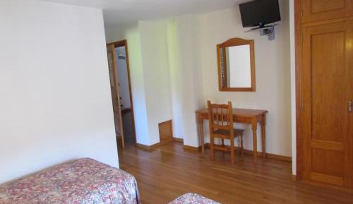 Standard Twin Room with Mountain View