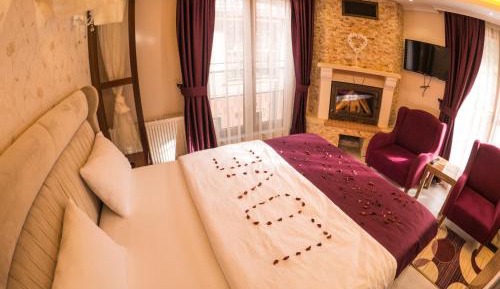 Honeymoon Room with Fireplace and Spa Bath