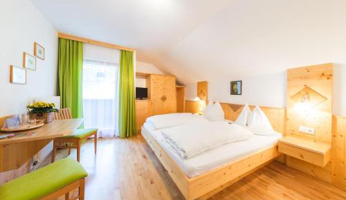 One-Bedroom Apartment with Mountain View