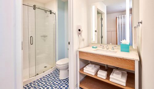 Standard 2 Queen Room (Includes Early Park Admission*)