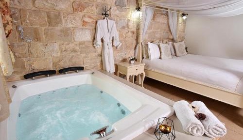 King Room with Spa Bath