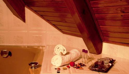 Connecting Family Rooms (4 Adults + 2 Children)