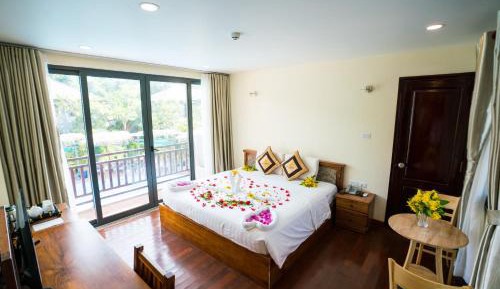 King Suite with Pool View