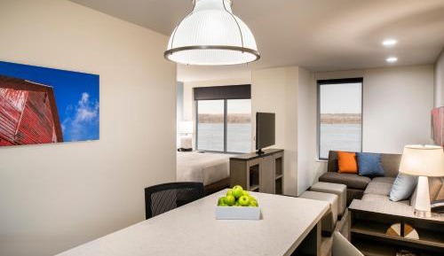 King Studio Suite with Sofa Bed, Kitchen and Tub - Disability Access