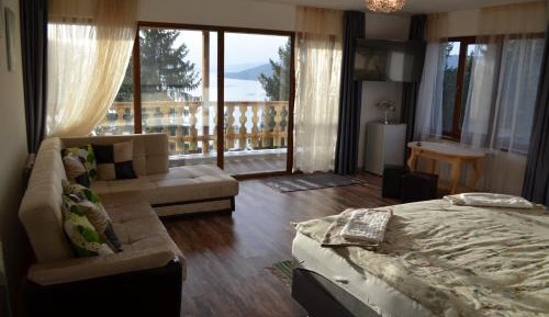 Apartment with Lake View