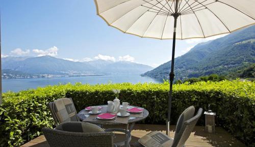 One-Bedroom Apartment with Lake View