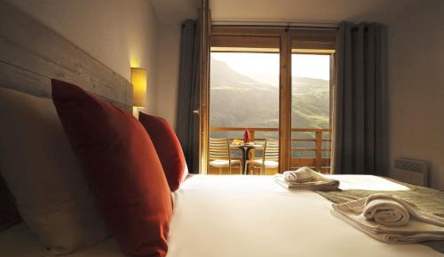 Two-Bedroom Family Apartment 6 People with Mountain View