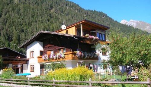 Apartment with Mountain View