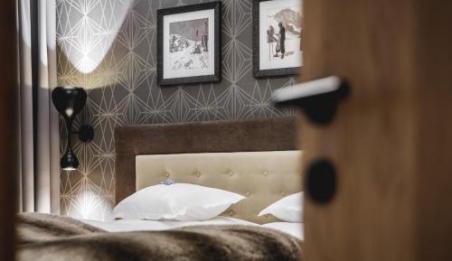 Deluxe One-Bedroom Apartment with Fireplace