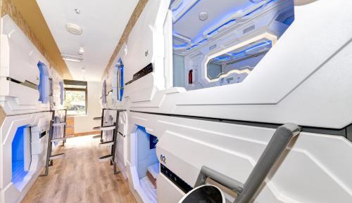 Deluxe Side-Entrance Capsule - Single Bed