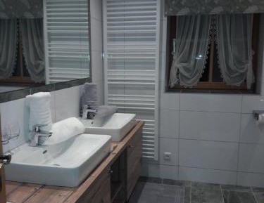 Apartment with Mountain View