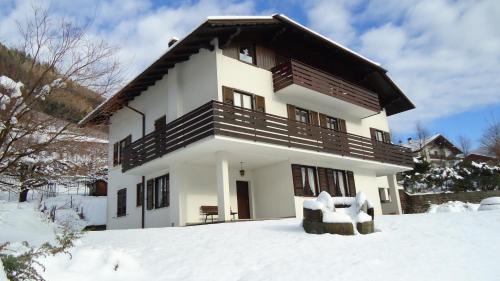 Apartment with Mountain View