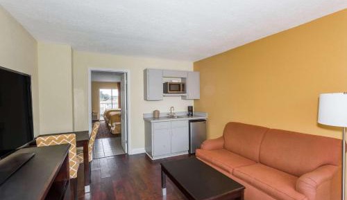 2 Queen Beds, One-Bedroom, Suite, Pool Side View, Non-Smoking