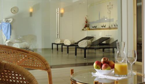 Suite with Lake and Mountain View