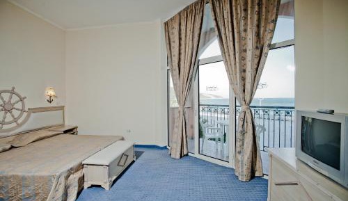 Two-Bedroom Studio with Sea view