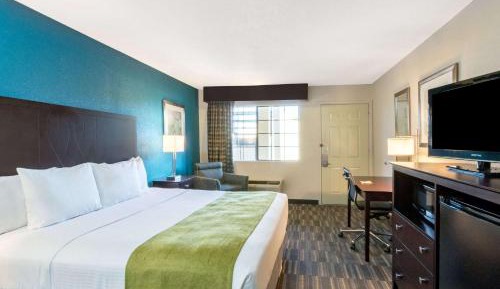 King Room with Bath Tub - Mobility Accessible/Non-Smoking