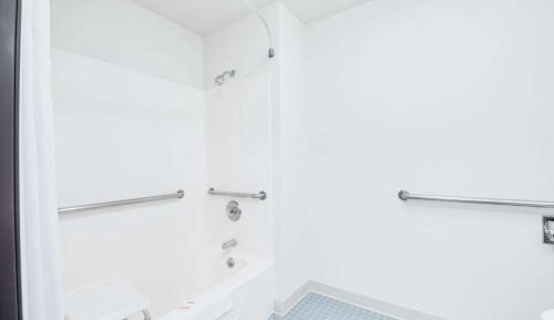 Queen Room - Mobility Access/Non-Smoking