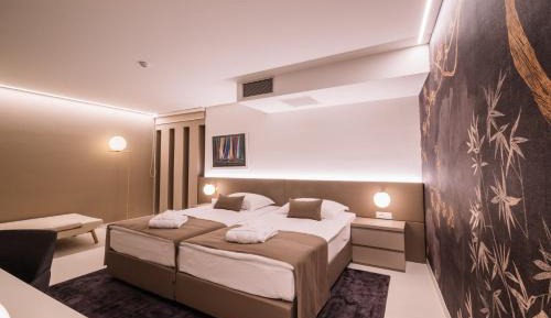 Deluxe Suite with Balcony and Sea View