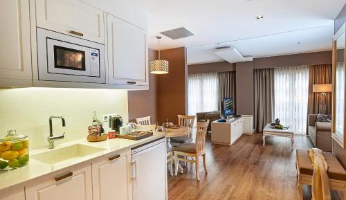 Deluxe Club Room with Kitchenette