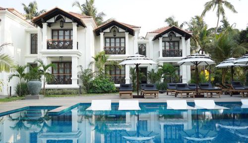 King Room with Pool View and balcony