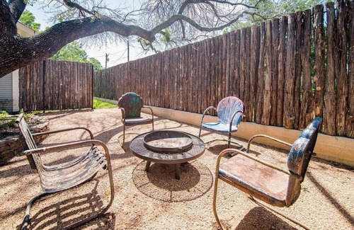 Fredericksburg House | Hot Tub, King Bed, Pet Friendly - The Craftsman