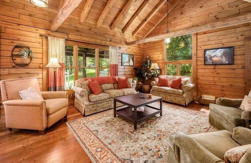 Rockbridge Cabin | 🎣 FISHING LODGE🌲 - 3 Stocked Ponds, Hot Tub, Sleeps 14, 8 acres, Arcade