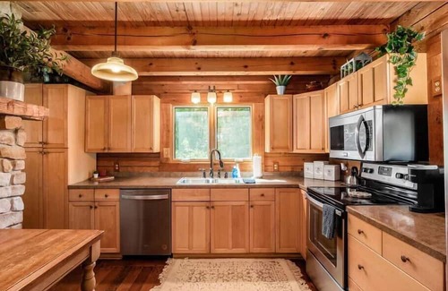 Rockbridge Cabin | 🎣 FISHING LODGE🌲 - 3 Stocked Ponds, Hot Tub, Sleeps 14, 8 acres, Arcade