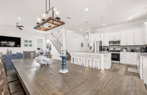 Crystal Beach House | Clear Sky by AvantStay | 5min walk to the beach!