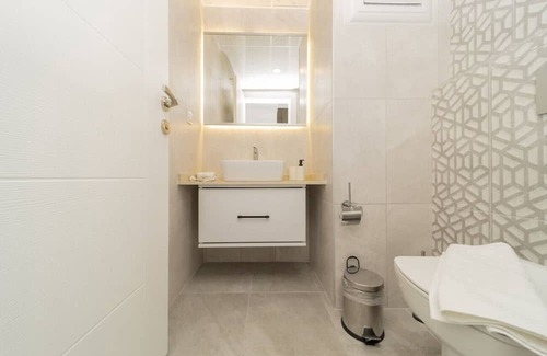 Eski Lara Apartment | Central Flat with Terrace and View in Muratpasa