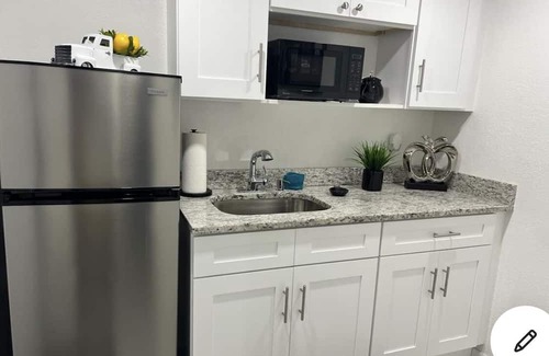 Tarpon Springs Apartment | Romantic suite 5 minutes from the beach!