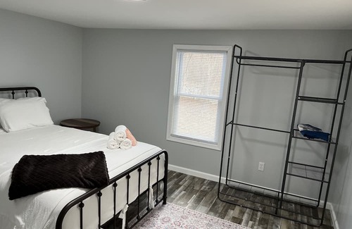 Lyndhurst House | Cozy Creekside Home with the National Forest at your back door !