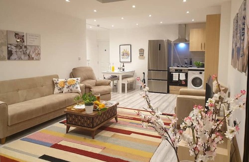 Putney Apartment | Spacious London King bed Garden flat in quiet street near parks.1072