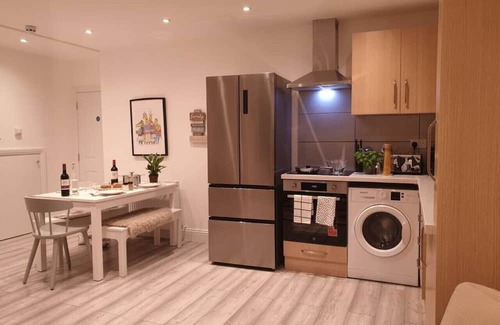 Putney Apartment | Spacious London King bed Garden flat in quiet street near parks.1072