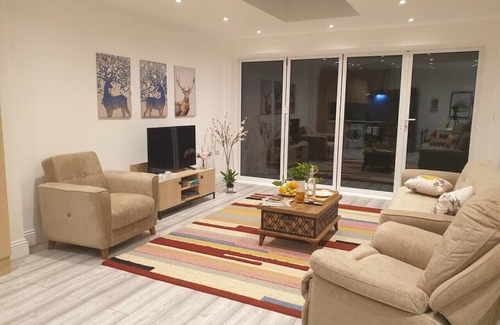 Putney Apartment | Spacious London King bed Garden flat in quiet street near parks.1072