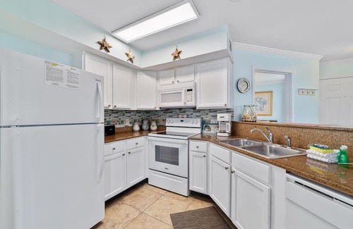 Gulf Shores Condo | Updated, Ground Floor Unit w/ Pool & Gym, Sleeps 6